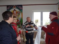 Umieszczanie "drzewa życia" w stupie Kjabdzie Tengi Rinpoczego