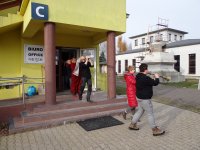 Umieszczanie "drzewa życia" w stupie Kjabdzie Tengi Rinpoczego