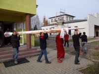 Umieszczanie "drzewa życia" w stupie Kjabdzie Tengi Rinpoczego