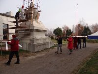 Umieszczanie "drzewa życia" w stupie Kjabdzie Tengi Rinpoczego