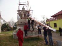 Umieszczanie "drzewa życia" w stupie Kjabdzie Tengi Rinpoczego