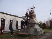 Umieszczanie "drzewa życia" w stupie Kjabdzie Tengi Rinpoczego