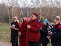 Umieszczanie "drzewa życia" w stupie Kjabdzie Tengi Rinpoczego