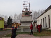 Umieszczanie "drzewa życia" w stupie Kjabdzie Tengi Rinpoczego