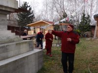 Umieszczanie "drzewa życia" w stupie Kjabdzie Tengi Rinpoczego