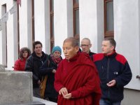 Umieszczanie "drzewa życia" w stupie Kjabdzie Tengi Rinpoczego