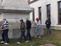 Umieszczanie "drzewa życia" w stupie Kjabdzie Tengi Rinpoczego