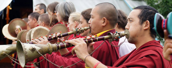 Lamowie grają na instrumentach rytualnych w czasie pudży